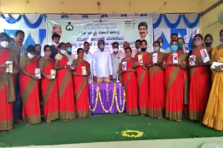 smartphone distribution to anganvadi workers