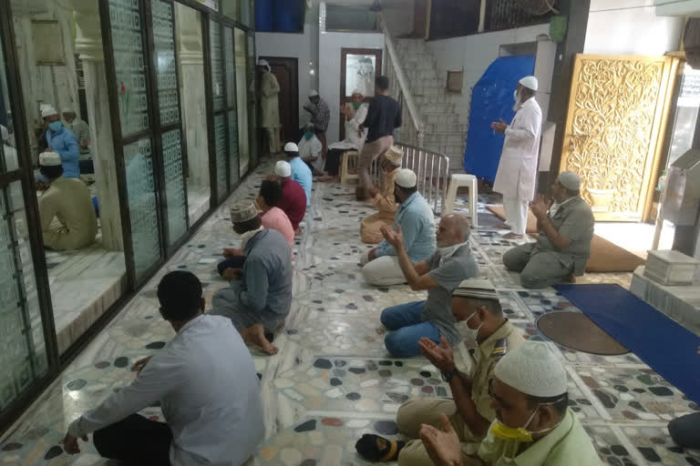 jumma namaz at mosque with social distance after long time in mumbai