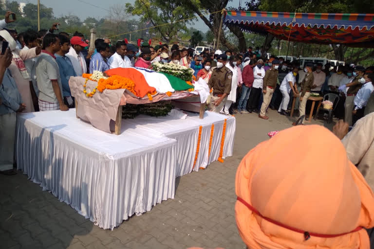 Padmashri Digambar Hansada given final farewell with state honors in jamshedpur