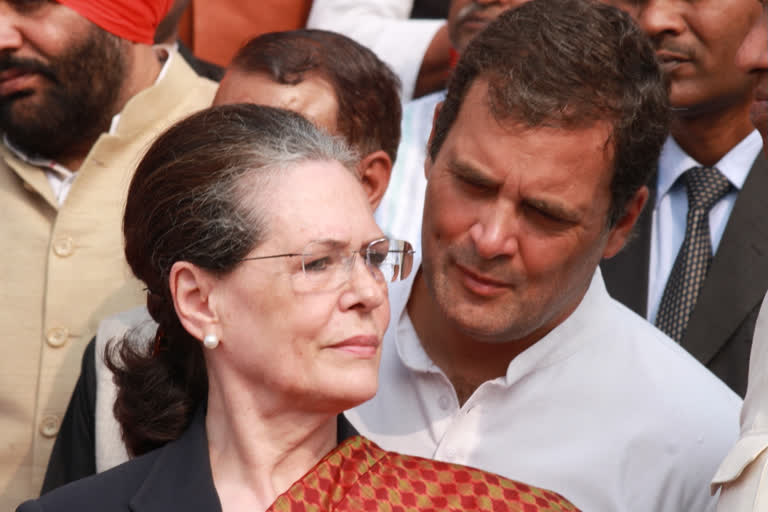 Interim Congress President Sonia Gandhi  Rahul Gandhi  Sonia Gandhi along with Rahul Gandhi reached Goa  Dabolim International Airport  ഡല്‍ഹിയിലെ വായു മലിനീകരണം; സോണിയയും രാഹുലും ഗോവയില്‍  ഡല്‍ഹിയിലെ വായു മലിനീകരണം  സോണിയയും രാഹുലും ഗോവയില്‍  നെഞ്ചില്‍ അണുബാധ  മലിനീകരണം