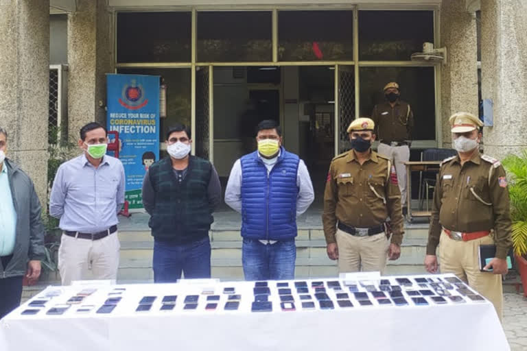 dwarka police recovered mobile from delhi, mp and meerut