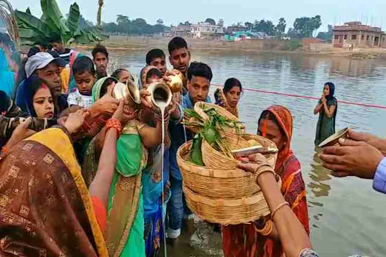 devotees worshiped on chhath puja in deoghar