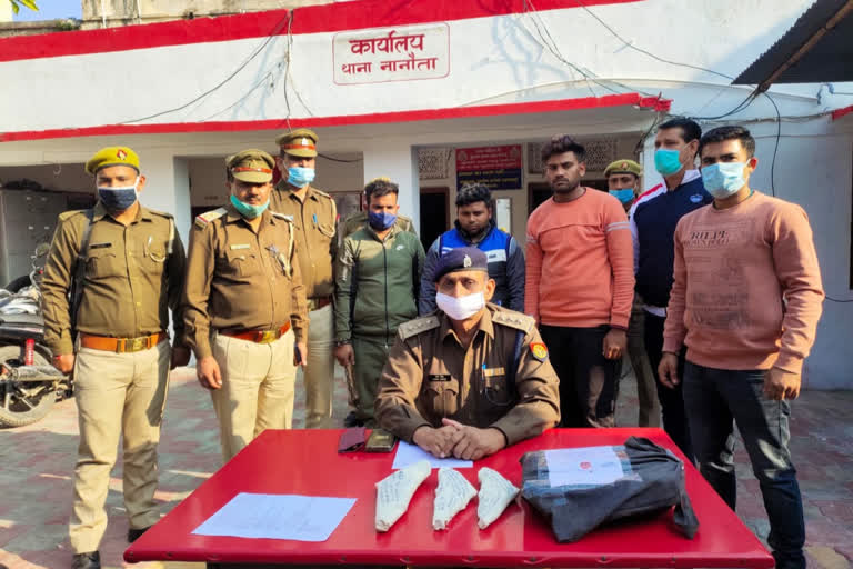 पकड़े गए बदमाशों संग पुलुिस