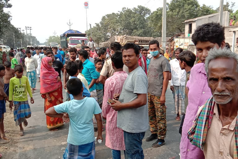 a_privet_bus_hits_a_child_while_the_local_people_agitation_in_state_road_in_malda