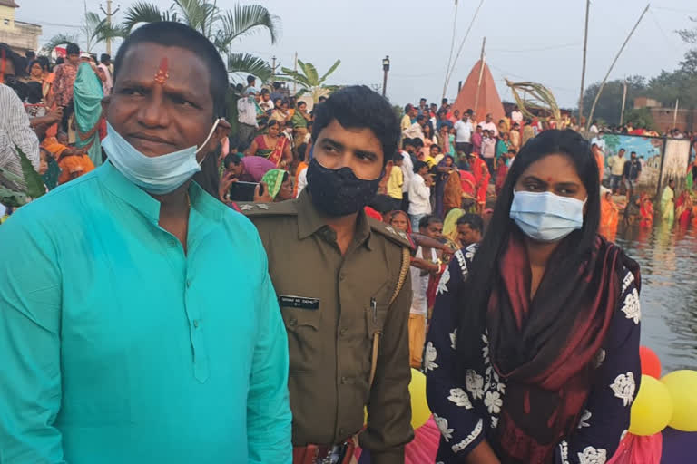 MLA Dhulu Mahato arrived Sairaband Chhath Ghat in Dhanbad