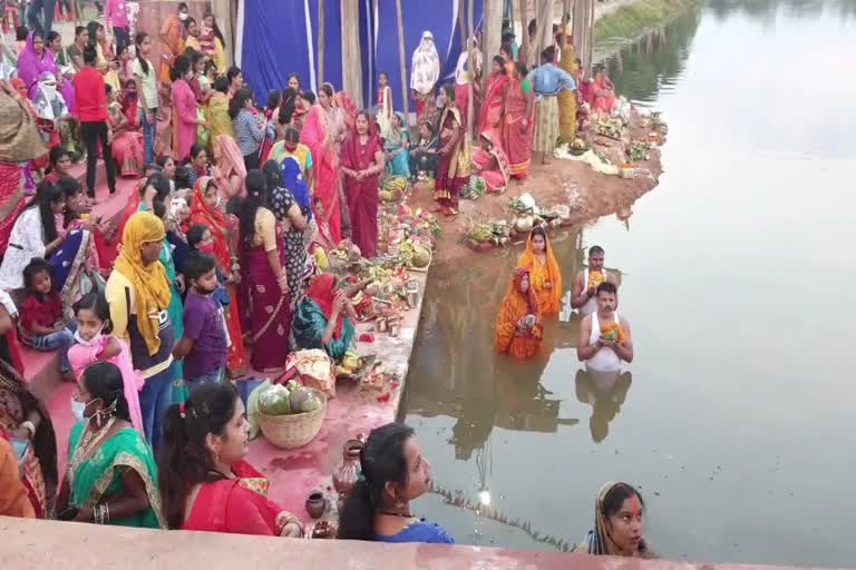 devotees-of-chhath-mahaparva-performed-puja-program-by-arghya-to-sun-in-kondagaon