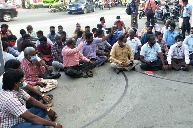 Electricity Board employees protest against power plant leader's course!