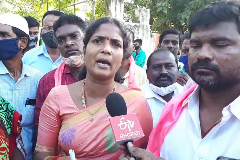 tarnaka corporater alakunta sarswathi hari allegations on deputy speaker padmarao goud