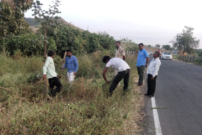 police administration removed tree on the accidental turn in hingoli