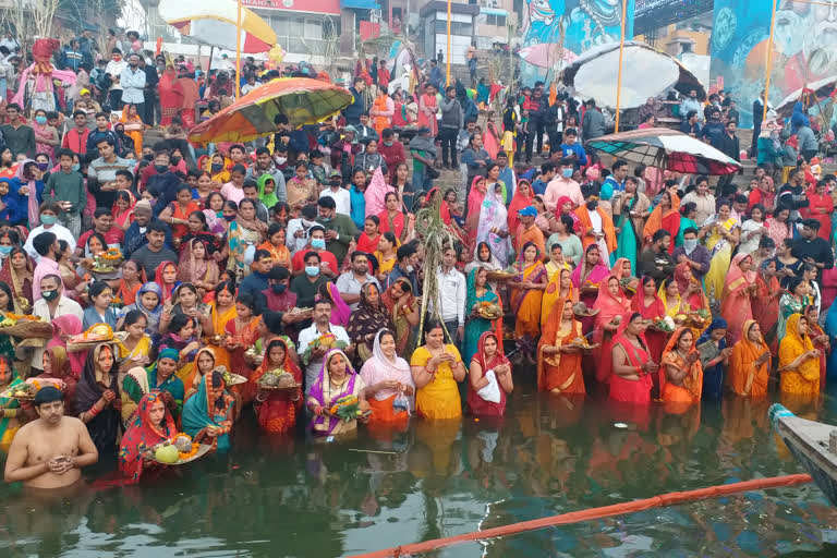 महिलाओं ने पूर्ण किया छठ व्रत.