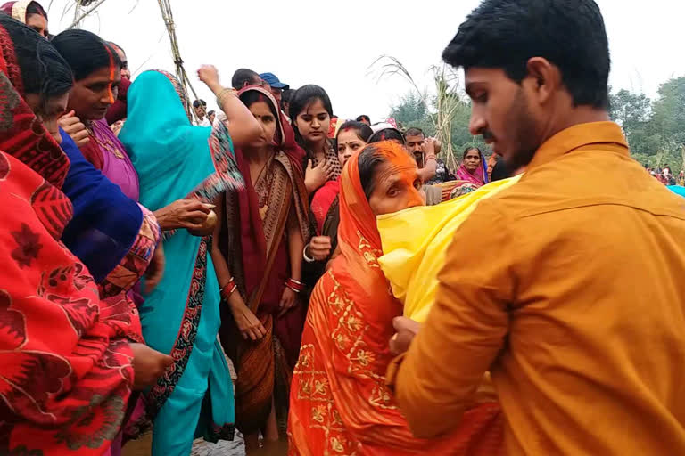 worship-of-fourth-day-of-chhath-in-giridih