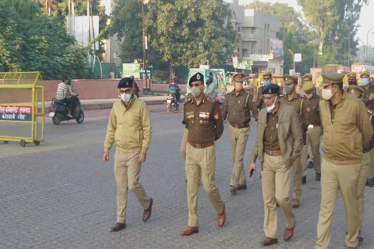 पुलिस ने फ्लैट को किया सील.