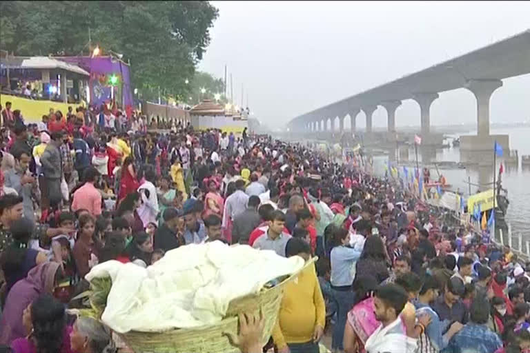 Chhath Puja concludes with prayers to the rising sun