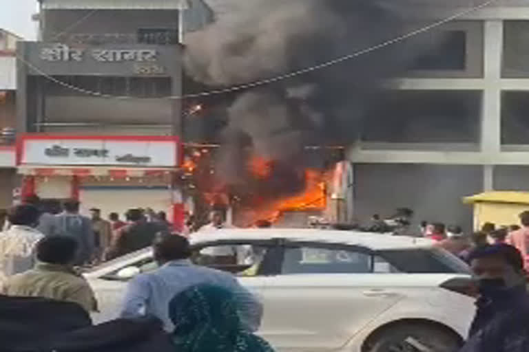 fire-in-namkeen-shop-of-dewas