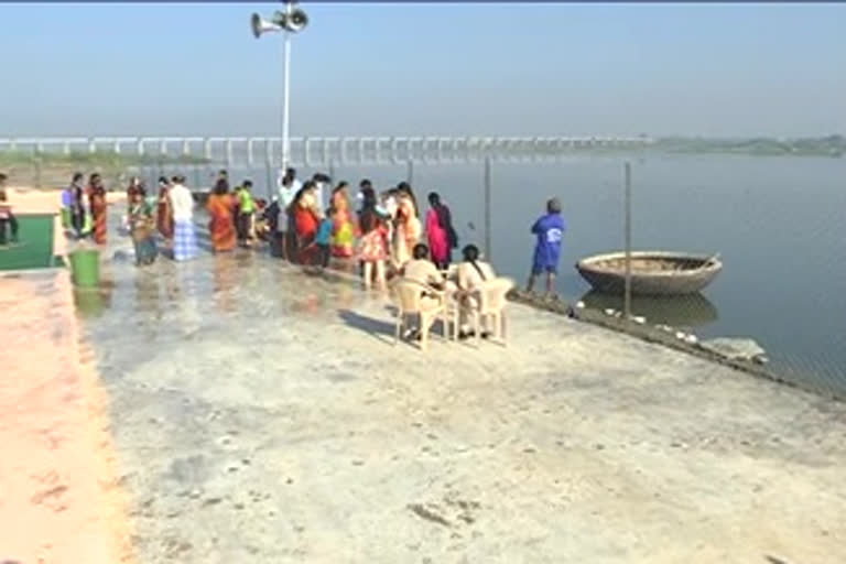 less devotees at tungabadhra pushkara at karnool