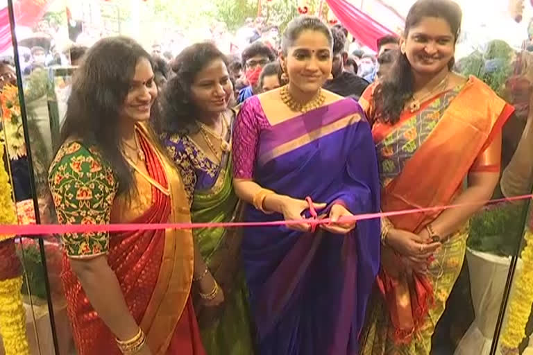 jabardasth-anchor-rashmi-in-rajahmundry in ap