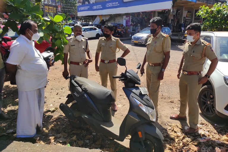 ബൈക്ക് വാഹന പരിശോധനയിൽ കണ്ടെത്തി  വാഹന പരിശോധനയിൽ ബൈക്ക് കണ്ടെത്തി  കാസർകോട് വാഹന പരിശോധന  ബൈക്ക് കണ്ടെത്തി  The stolen bike was found during a vehicle inspection  The stolen bike was found  vehicle inspection in kasargod