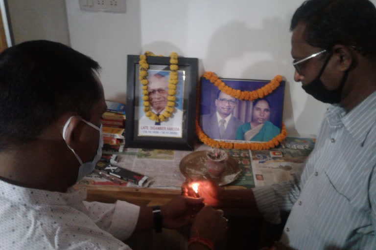 Banna Gupta arrived at Padma Shri Digambar Hansda residence