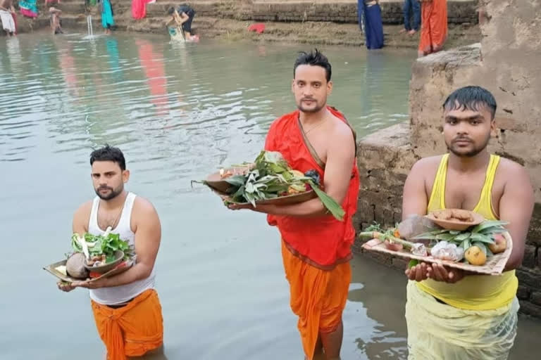 भगवान भास्कर पर दिखा व्रतियों का अटूट विश्वास