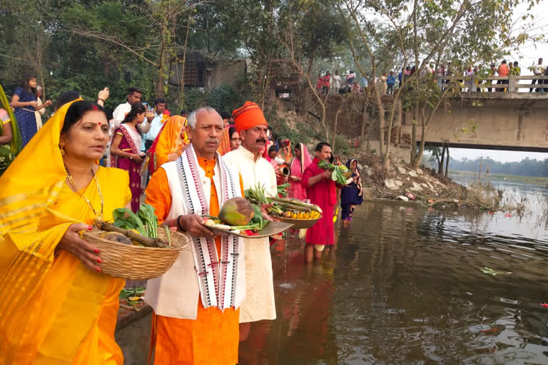 डाला लेकर जाते बीजेपी सांसद