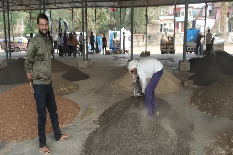 Farmers not reaching paddy purchase center in Panna