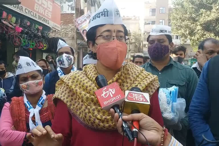 AP MLA Atishi distributed masks in Govindpuri area of Delhi