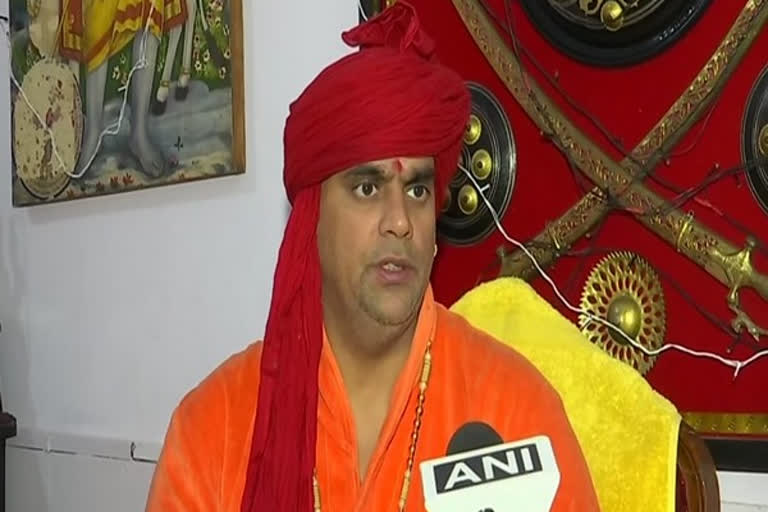 Swami Chakrapani compares Hamid Ansari to Owaisi; says both speak language of Pakistan  Swami Chakrapani compares Hamid Ansari to Owaisi  language of Pakistan comment  Hamid Ansari to Owaisi  "two pandemics" remark  khil Bhartiya Hindu Mahasabha president Swami Chakrapani  ഹമീദ് അൻസാരിയുടെ പ്രസ്‌താവനക്കെതിരെ ഹിന്ദു മഹാസഭ  ഹിന്ദു മഹാസഭ പ്രസിഡന്‍റ്  ഹമീദ് അൻസാരിയുടെ മഹാമാരി പരാമർശം  അഖില ഭാരതീയ ഹിന്ദു മഹാസഭ പ്രസിഡന്‍റ് സ്വാമി ചക്രപാണി  അമിത ദേശീയതയും മതവും മഹാമാരിയാണെന്ന പരാമർശം