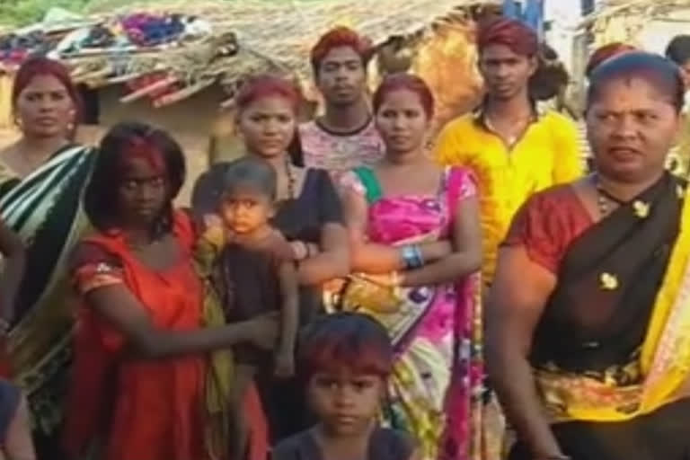 Chhattisgarh  കൊവിഡ് വാര്‍ത്തകള്‍  villagers dye hair red to duck corona virus  COVID-19  Chhattisgargh  കൊവിഡ് മരുന്ന് വാര്‍ത്തകള്‍  തലയില്‍ ചുവന്ന കളര്‍  ചത്തീസ്‌ഗഡ് വാര്‍ത്തകള്‍