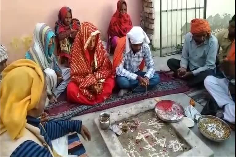 प्रेमी- प्रेमिका की मंदिर में हुई शादी.