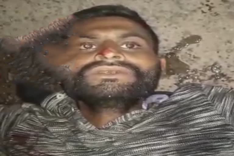 A 30 Year Old Man killed in a Hit-and-run in Gadag (horrifying visuals)  A 30 Year Old Man killed in a Hit-and-run in Gadag  കർണാടകയിൽ റോഡ് മുറിച്ചുകടക്കവേ മുപ്പത്തുകാരൻ ട്രക്ക് തട്ടി മരിച്ചു  ബെംഗളൂരു  road accident  karanataka accident video