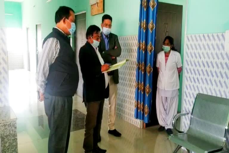 collector-mahadev-kavre-inspected-primary-health-center-of-sanna-in-jashpur