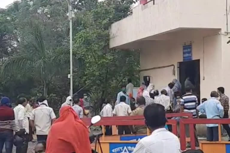 teachers crowded  in district general hospital to test the corona in wardha