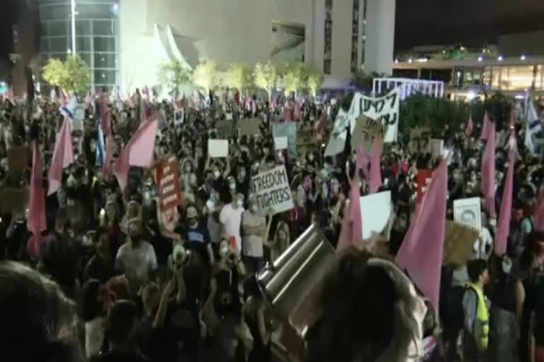 Thousands protest against Netanyahu, despite wintry weather