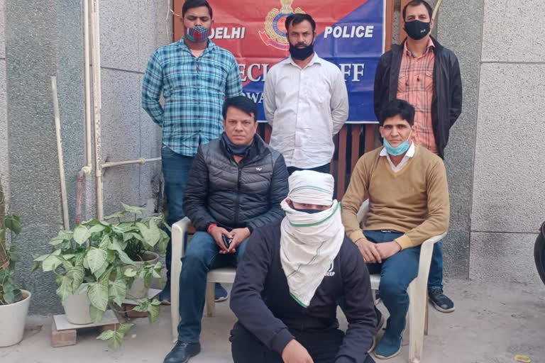 po arrested by special staff in dwarka