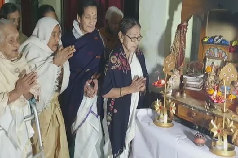 mass-prayer-for-tarun-gogoi-speed-recovery-by-mother-old-age-home