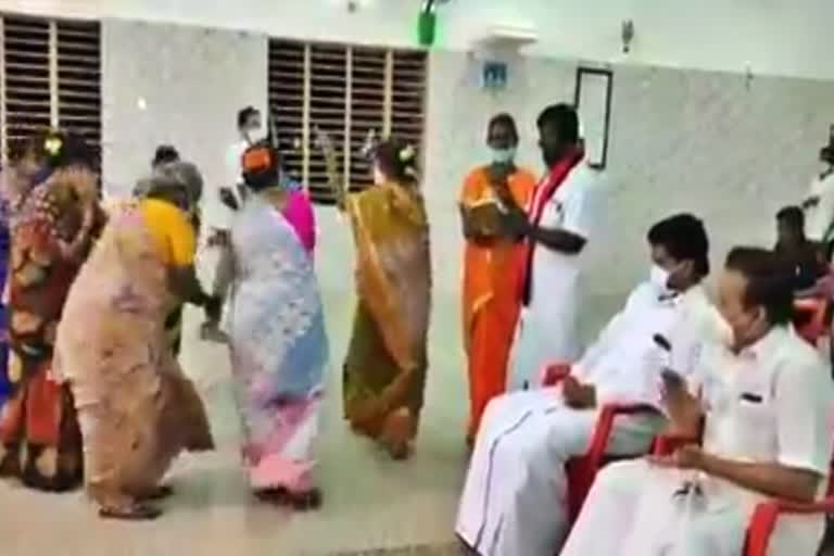 கும்மியடித்து பாட்டு பாடிய திமுகவினர்