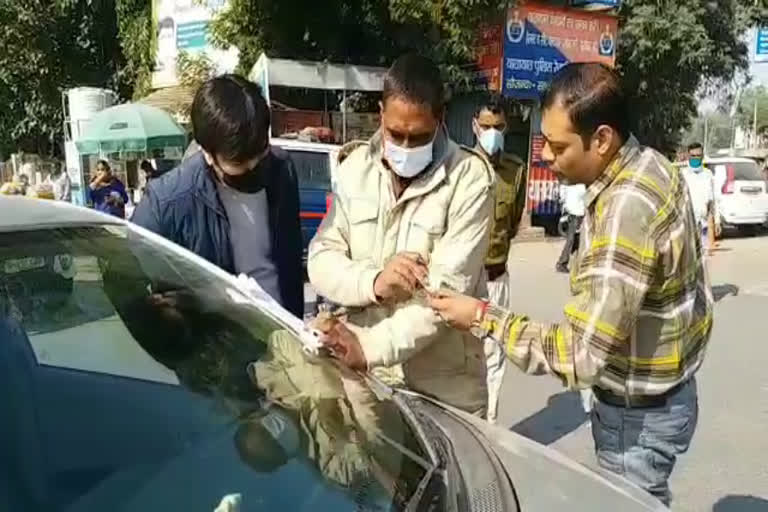 rewari police cut challan of people roaming in city without mask