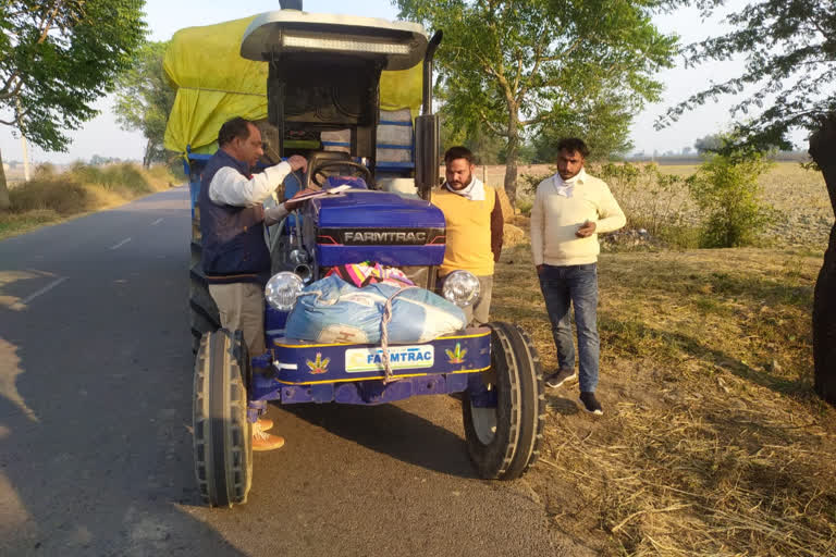 Fatehabad police caught tractor trolley with 300 bags of urea