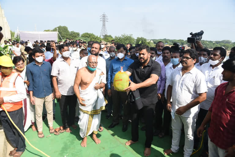 Minister Anilkumar starts penna barrage crust gates works