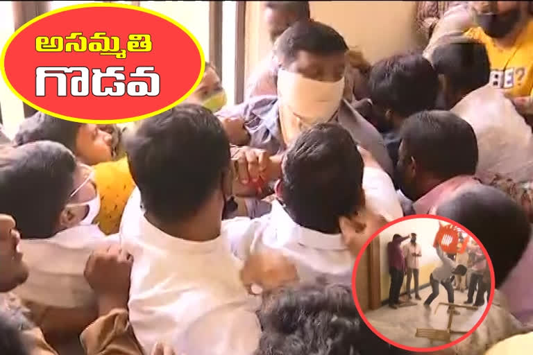 టికెట్​ అమ్ముకున్నారని.. భాజపా కార్యాలయంలో కార్యకర్తల ఆందోళన