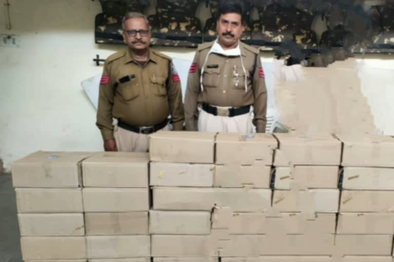 Sanavad police caught illegal liquor worth 1 lakh 50 thousand