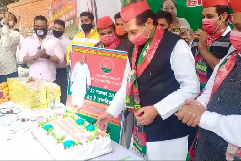 SP workers celebrate Mulayam Singh Yadav's birthday at Jantar Mantar in Delhi