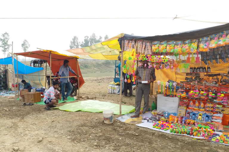 সরকারি নিয়মকে তোয়াক্কা না করে বংশীহারীতে ছটপুজোর মেলা