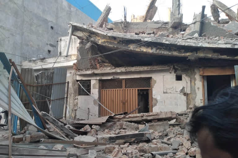 building collapses in Delhi  building collapses in Keshav Puram  building collapses news  ന്യൂഡൽഹി  ന്യൂഡൽഹി വാർത്തകൾ  ഡൽഹിയിൽ മൂന്ന് നില കെട്ടിടം തകർന്നു  കെട്ടിടം തകർന്നു  ഡൽഹിയിൽ കെട്ടിടം തകർന്നു  ആളപായമില്ല  delhi building collapses  three-storey-building-collapses-in-delhi  delhi  delhi news  building collapses  no-injuries