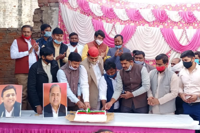 samajwadi party workers celebrated birthday of mulayam singh yadav in noida