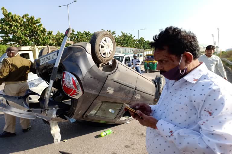 टायर फटने से पलटी कार.