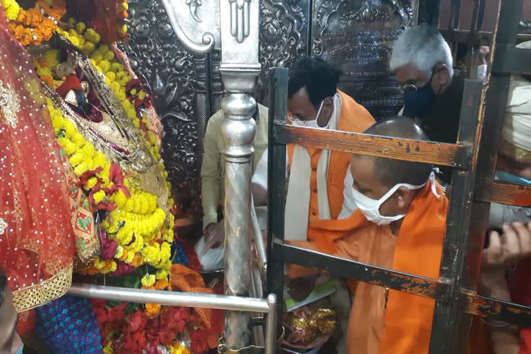 विंध्याचल मंंदिर में पूजा करते सीएम योगी.