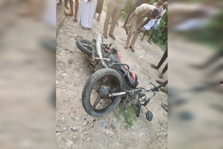 two wheeler accident in perambalur youth dies