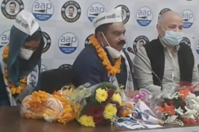 bsp councilor and his husband join aam aadmi party