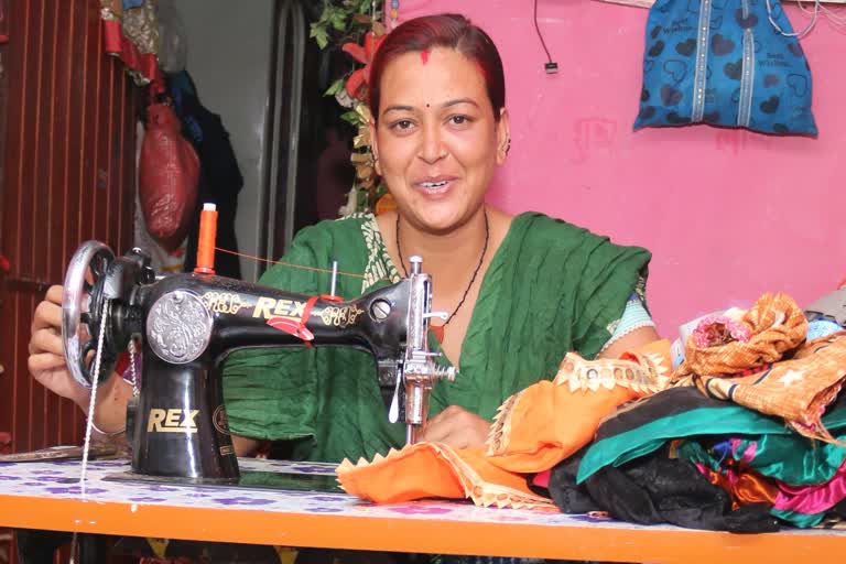 garbage-picker-women-now-sewing-after-getting-training-from-labor-department-in-raipur